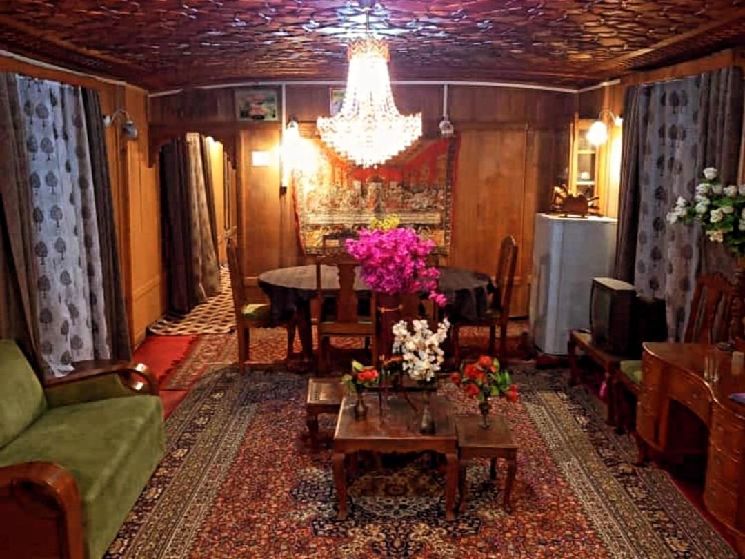 Hotel Iram Houseboats à Srīnagar Extérieur photo