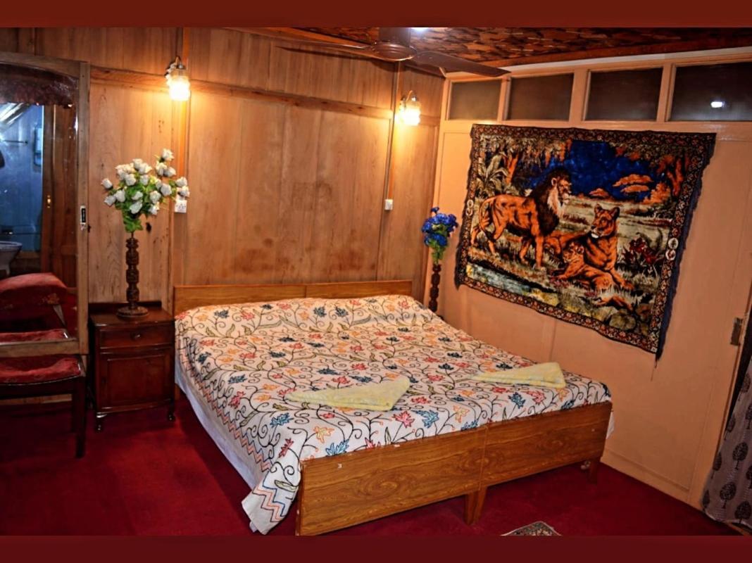 Hotel Iram Houseboats à Srīnagar Extérieur photo