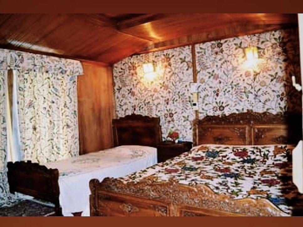 Hotel Iram Houseboats à Srīnagar Extérieur photo