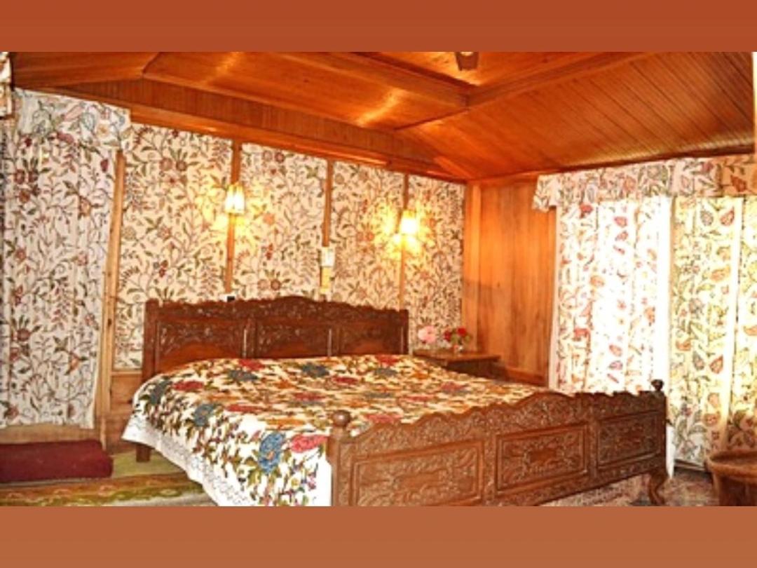 Hotel Iram Houseboats à Srīnagar Extérieur photo