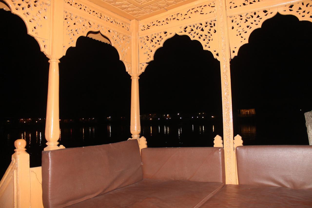 Hotel Iram Houseboats à Srīnagar Extérieur photo