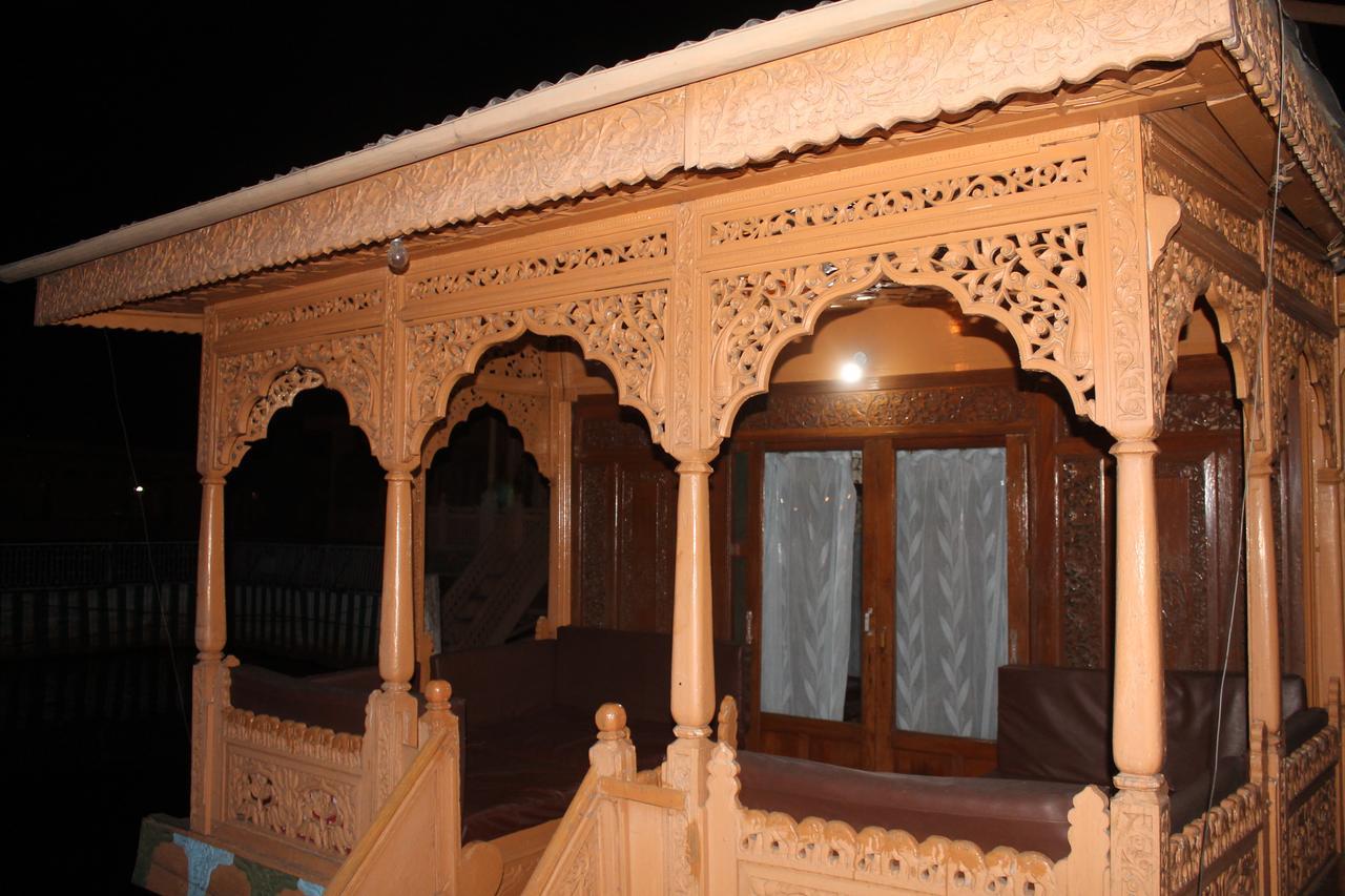 Hotel Iram Houseboats à Srīnagar Extérieur photo
