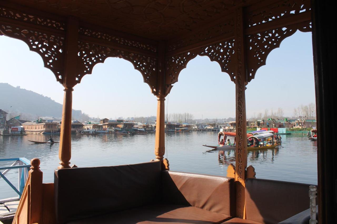 Hotel Iram Houseboats à Srīnagar Extérieur photo